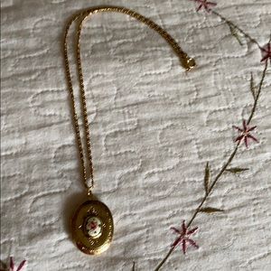 Vintage locket necklace🌸🌺💜
